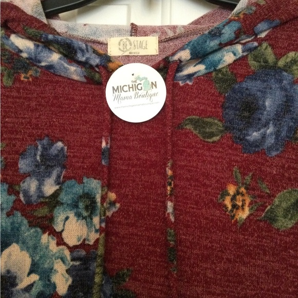 NWT Women’s Large Pretty Floral Pullover Hoodie with Kangaroo Pocket - Picture 2 of 3